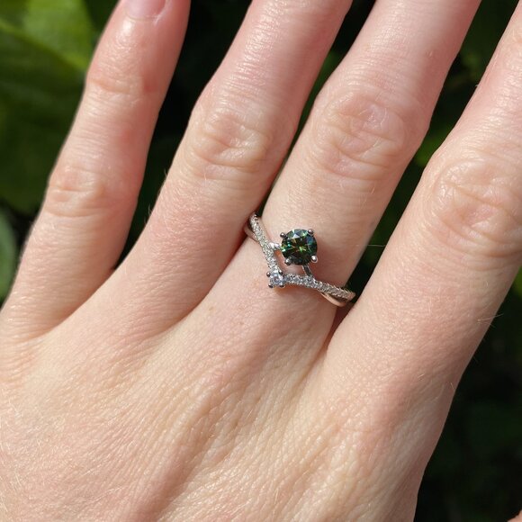 ✨Beautiful 0.5 ct Olive Green Moissanite Wishbone Ring ✨ - Picture 4 of 6